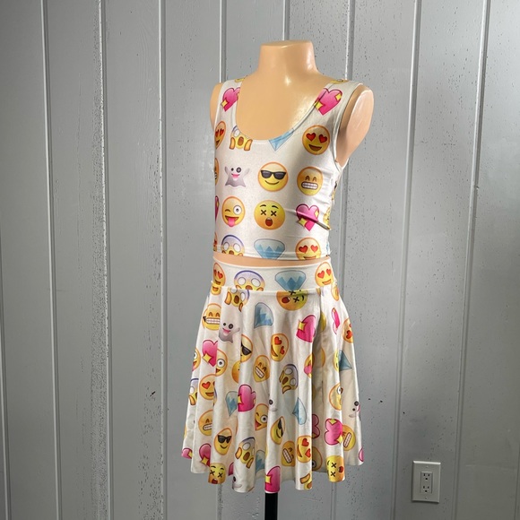 EMOJI Girl's Face Print 2 Pieces Skirt & Crop Top - Picture 5 of 8